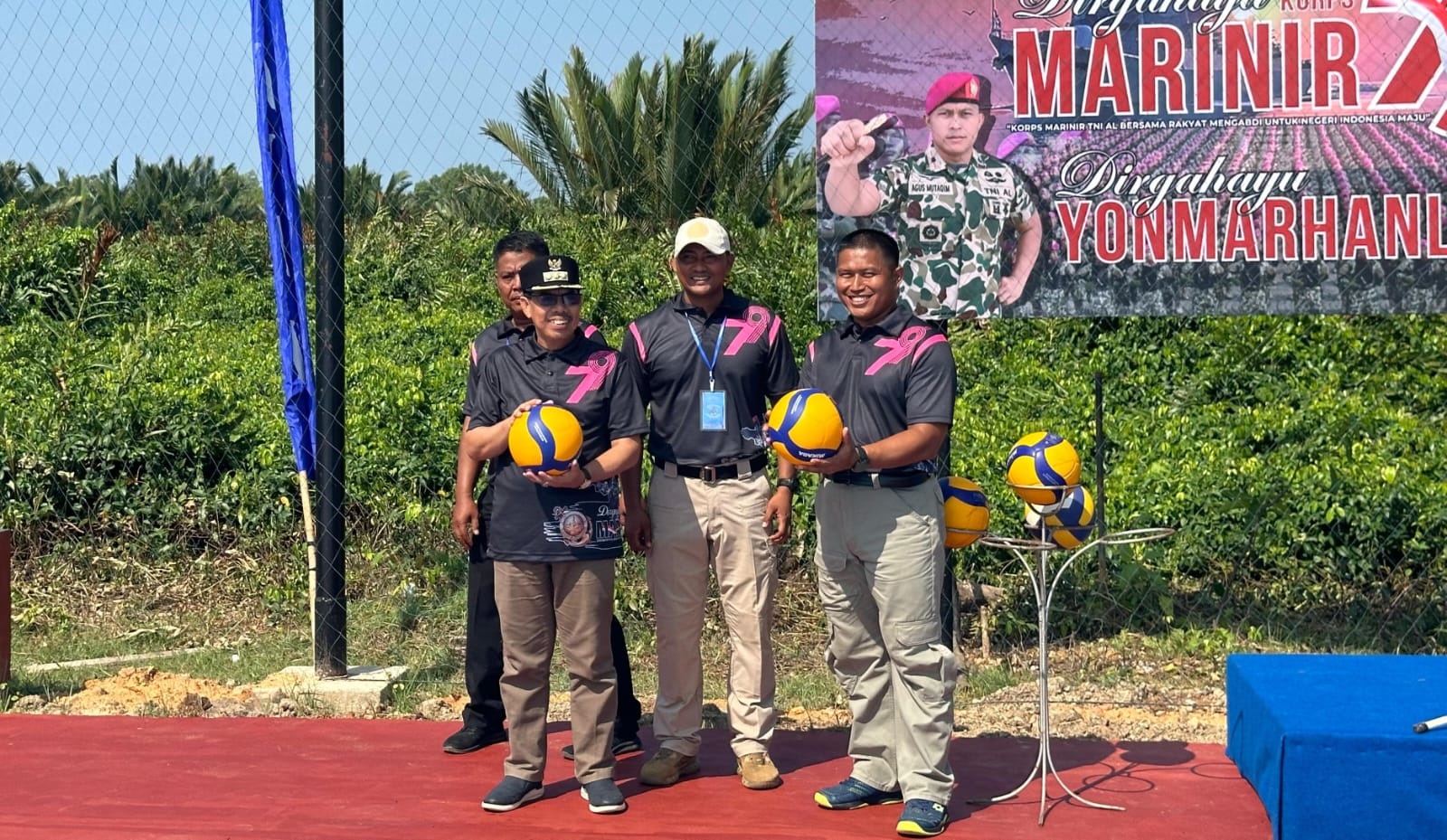 TURNAMEN: Penjabat Bupati Ismail saat menghadiri pembukaan turnamen bola voli.