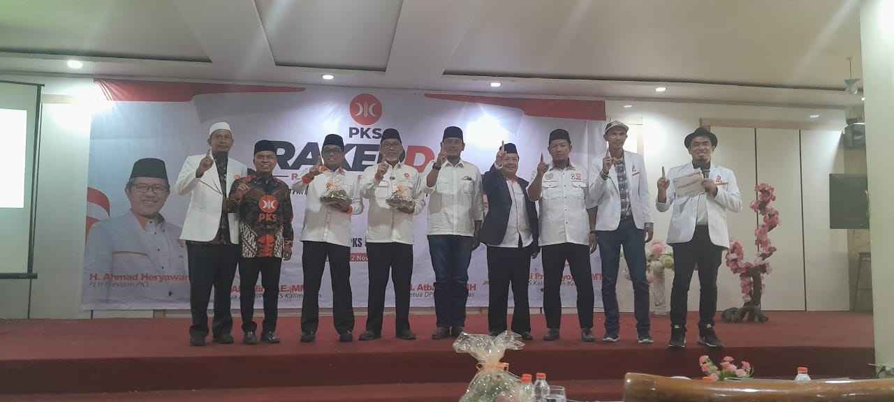 DIABADIKAN: Pengurus DPD Partai Keadilan Sejahtera (PKS) Kabupaten Sambas berfoto bersama dalam Rakerda partai tersebut pada Sabtu (2/11) di Hotel Pantura Jaya, Sambas.