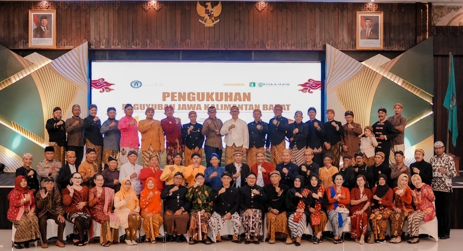 Foto bersama Pengurus Paguyuban Jawa Kalimantan Barat masa bakti 2024-2029 yang digelar di Pendopo Gubernur, Jl A Yani Pontianak Kalimantan Barat, Sabtu (2/11).