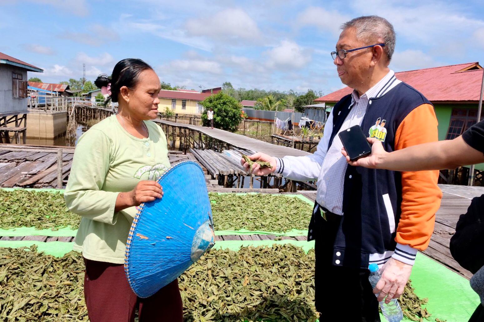 KRATOM : Cagub Kalbar nomor urut 1, Sutarmidji berbincang dengan masyarakat petani daun kratom di Desa Jongkong Kiri Hilir, Kecamatan Jongkong, Kabupaten Kapuas Hulu.