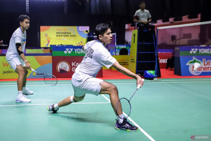 SUKSES: Yeremia Erich Yoche Yacob Rambitan (kanan) dan Rahmat Hidayat (kiri) saat tampil di Indonesia Masters II Super 100 2024 di Jatim International Expo, Surabaya, Sabtu (2/11).