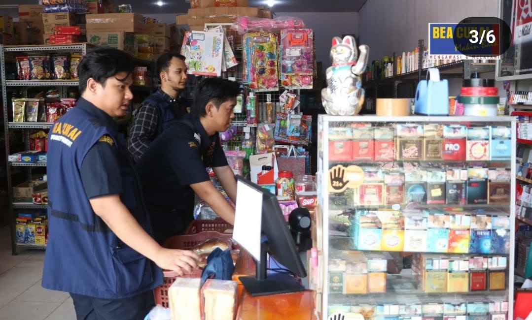 PENCEGAHAN: Bea Cukai Nanga Badau saat melakukan sosialisasi pencegahan rokok ilegal di perbatasan.