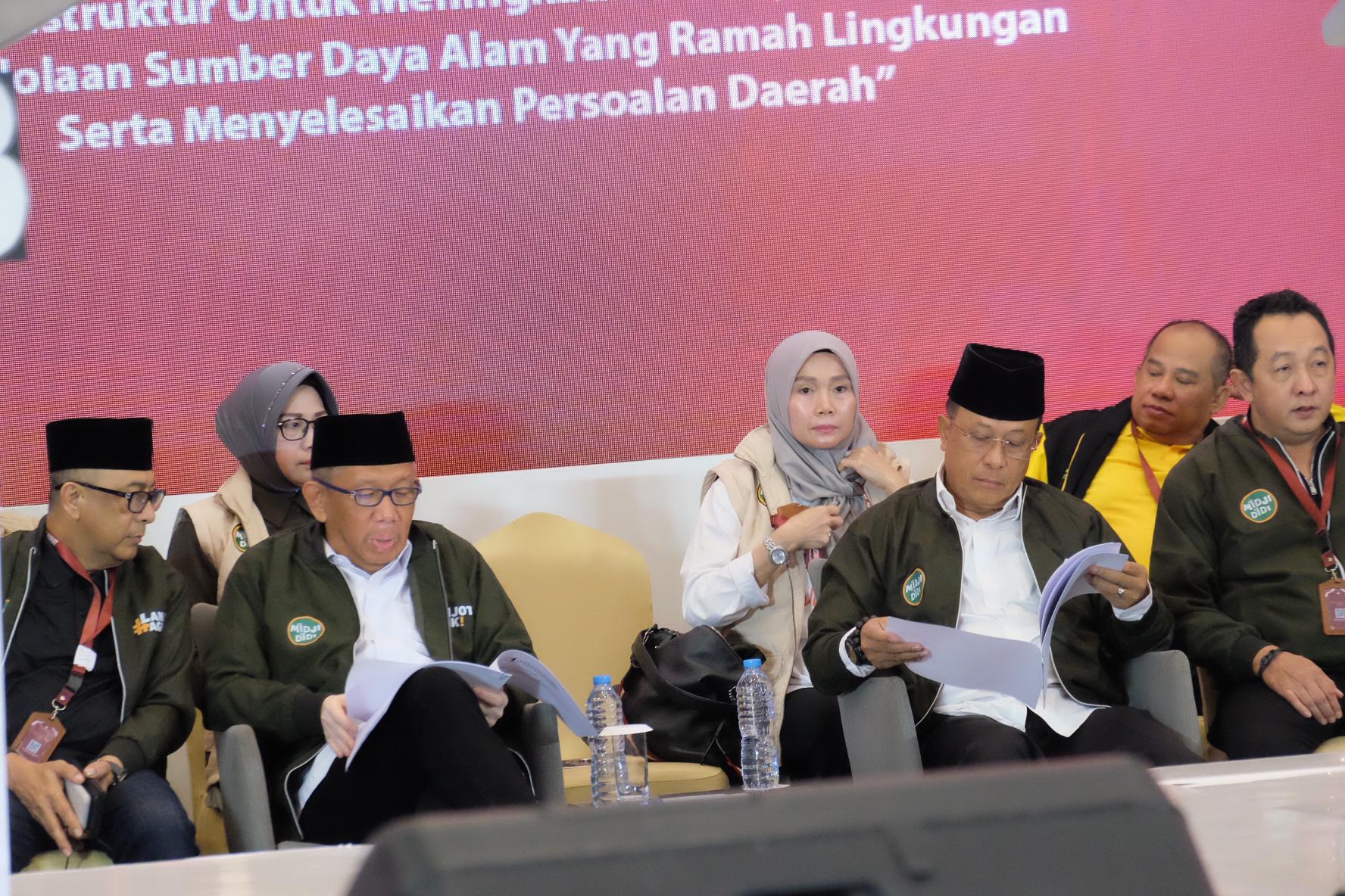 DEBAT : Midji-Didi saat persiapan tampil di debat kedua yang digelar KPU Kalbar di Swiss-Belinn Singkawang, Selasa (5/11).