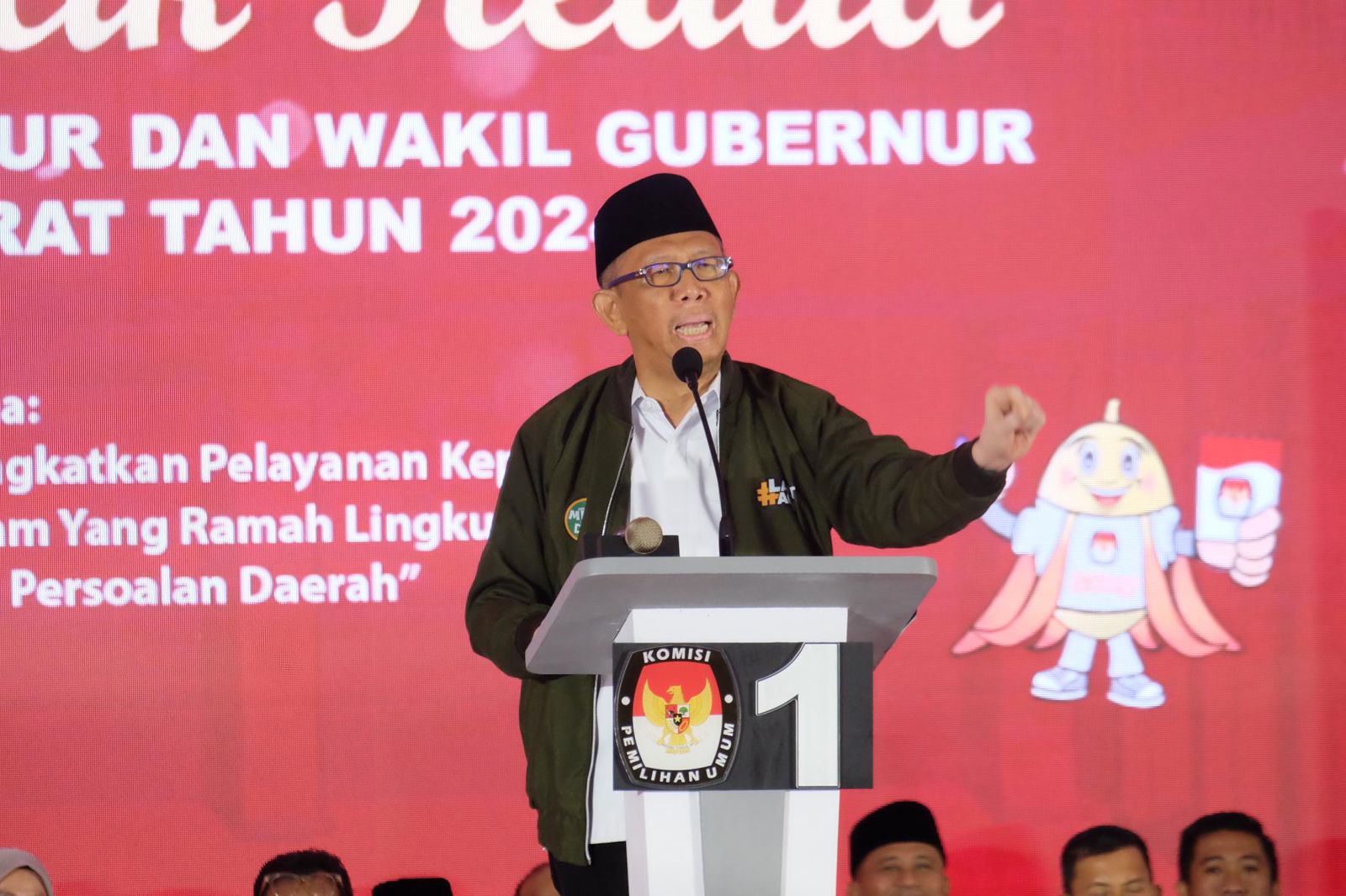 DEBAT : Paslon Gubernur dan Wagub Kalbar nomor urut 1, Midji-Didi saat mengikuti debat publik kedua yang digelar KPU Kalbar di Swiss-Belinn Singkawang, Selasa (5/11).