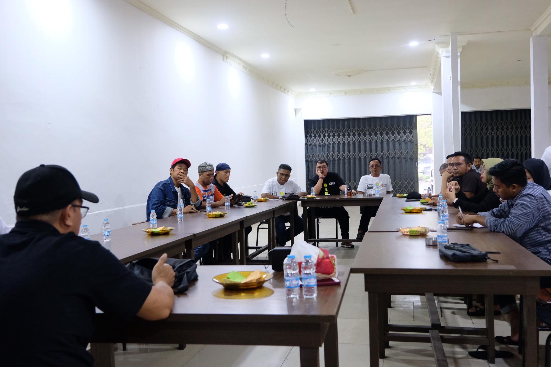 RELAWAN : Perwakilan dari berbagai kelompok relawan pendukung Midji-Didi silaturahmi merapatkan barisan di Posko Bersama Tim Relawan Pemenangan Midji-Didi di Jalan Pancasila, Senin (4/11).