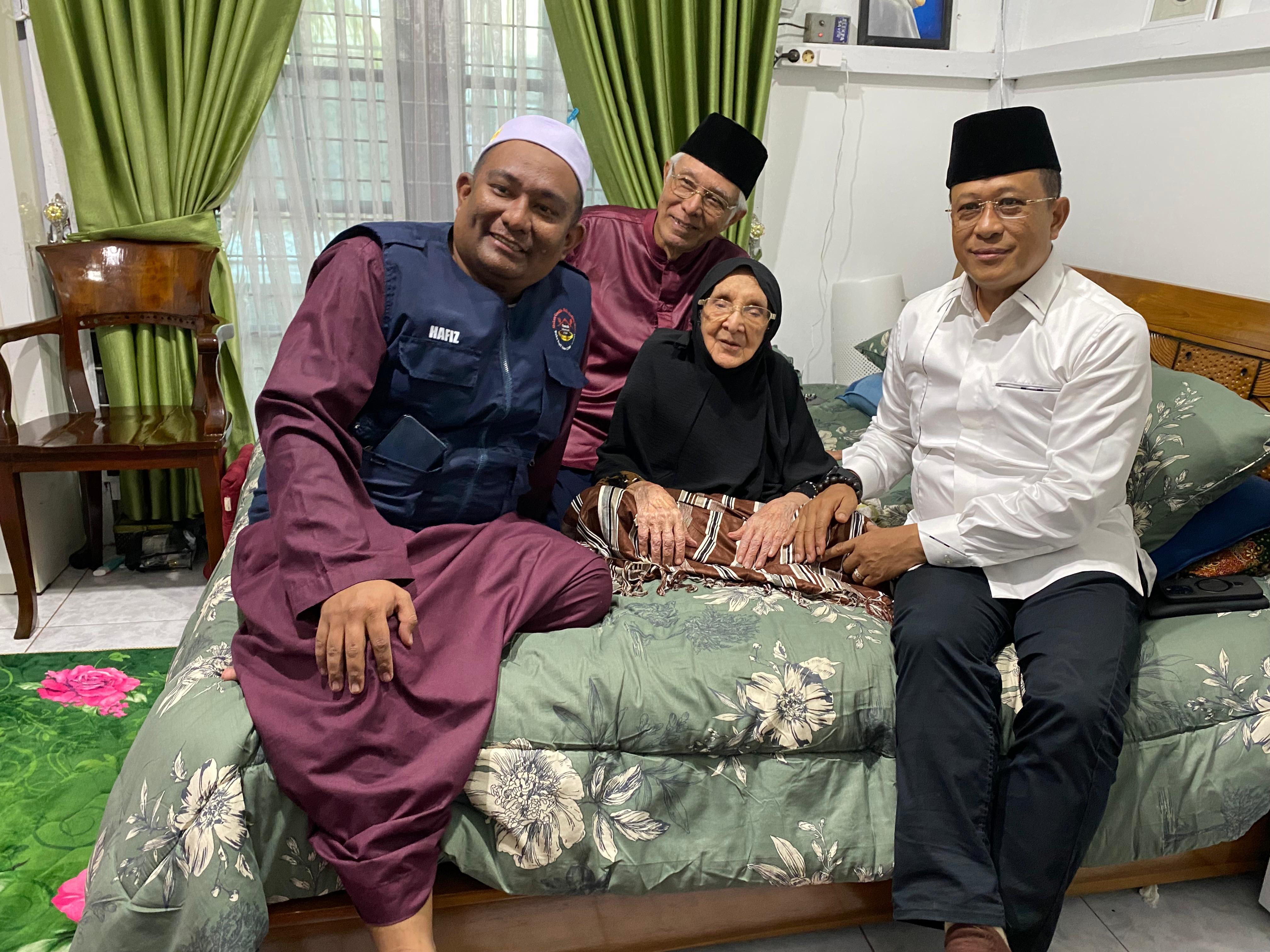 SILATURAHMI : Calon Wagub Kalbar, Didi Haryono foto bersama Hubabah Anisah saat berkunjung, dan silaturahmi, Minggu (3/11).