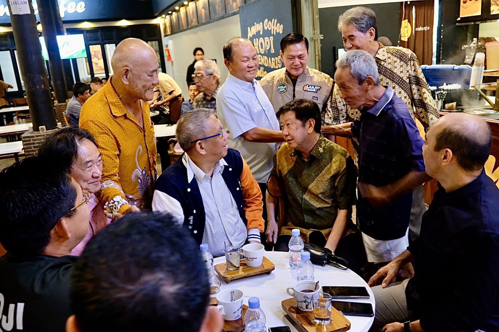BINCANG : Cagub Kalbar nomor urut 1, Sutarmidji berbincang santai dengan sejumlah tokoh masyarakat tionghoa Kalbar di sela kampanye dialogis, di Aming Coffee Podomoro, Senin (4/11).
