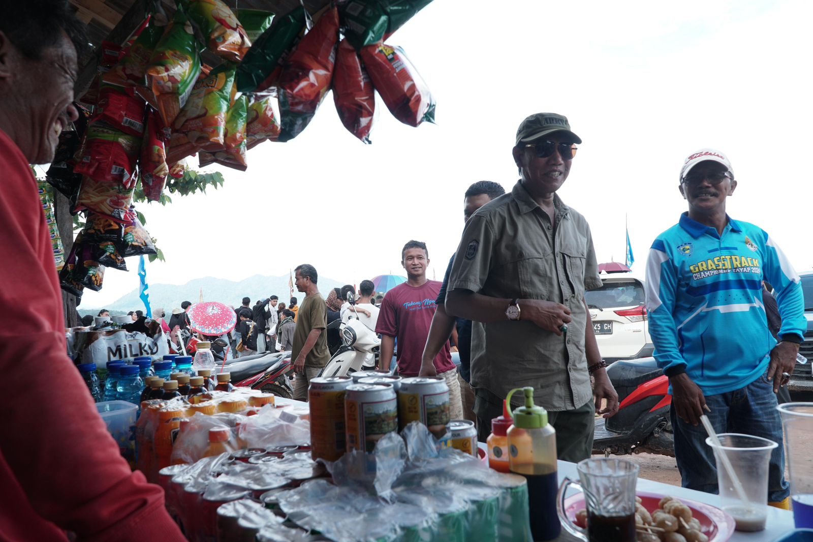 DIALOG: Cabup Ketapang nomor urut 1, Farhan, menyempatkan diri berdialog dengan salah satu pedagang di lokasi kejuaraan Grasstrack Championship 2024, Minggu (3/11).