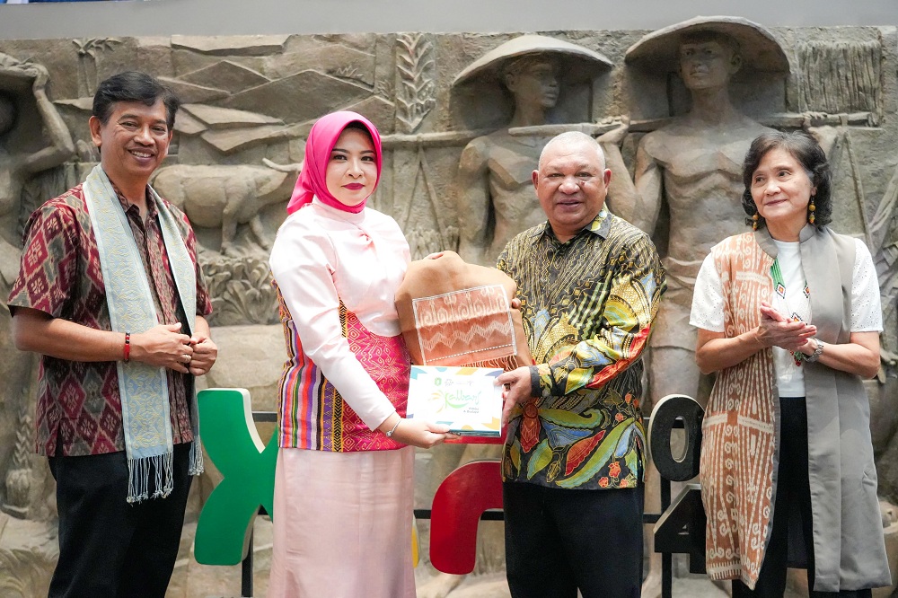 SERAHKAN:&nbsp; Windy Prihastari secara simbolis menyerahkan CoE&nbsp;Kalbar tahun 2024, dalam bentuk QR Code kepada Vincensius Jemadu di Gedung Sarinah, Jakarta, Sabtu (2/11).