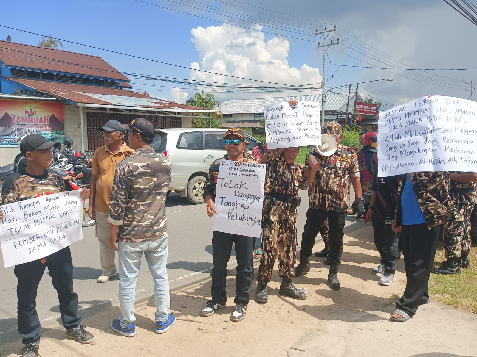 PELANGGARAN : Puluhan warga Singkawang mendatangi Kantor Bawaslu Singkawang meminta agar Bawaslu menindak dugaan pelanggaran yang dilakukan salah satu Paslon Pilkada, Senin (4/11).