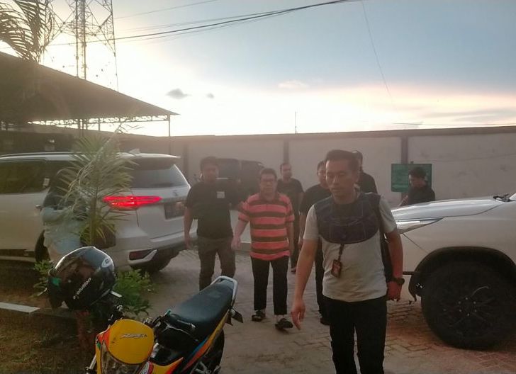 DIAMANKAN : Tersangka HA berhasil diamankan Polres Singkawang tiba di Mapolres Singkawang, Minggu (3/11) sore.