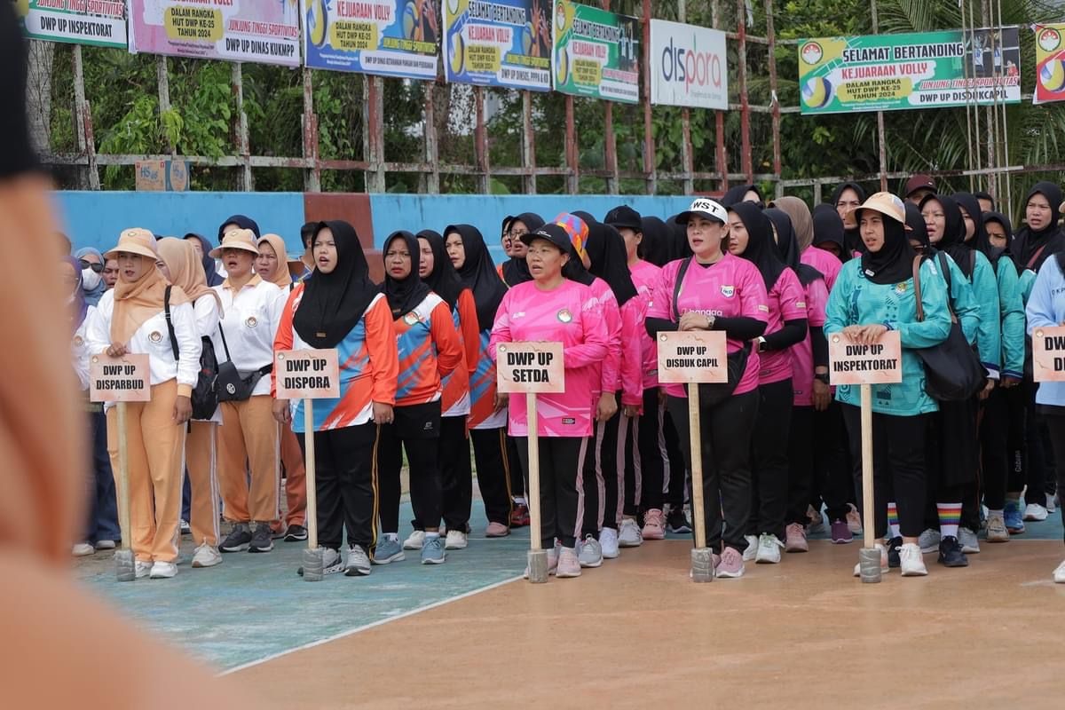 PESERTA: Peserta kejuaraan voli dalam rangka HUT ke-25 DWP Ketapang.
