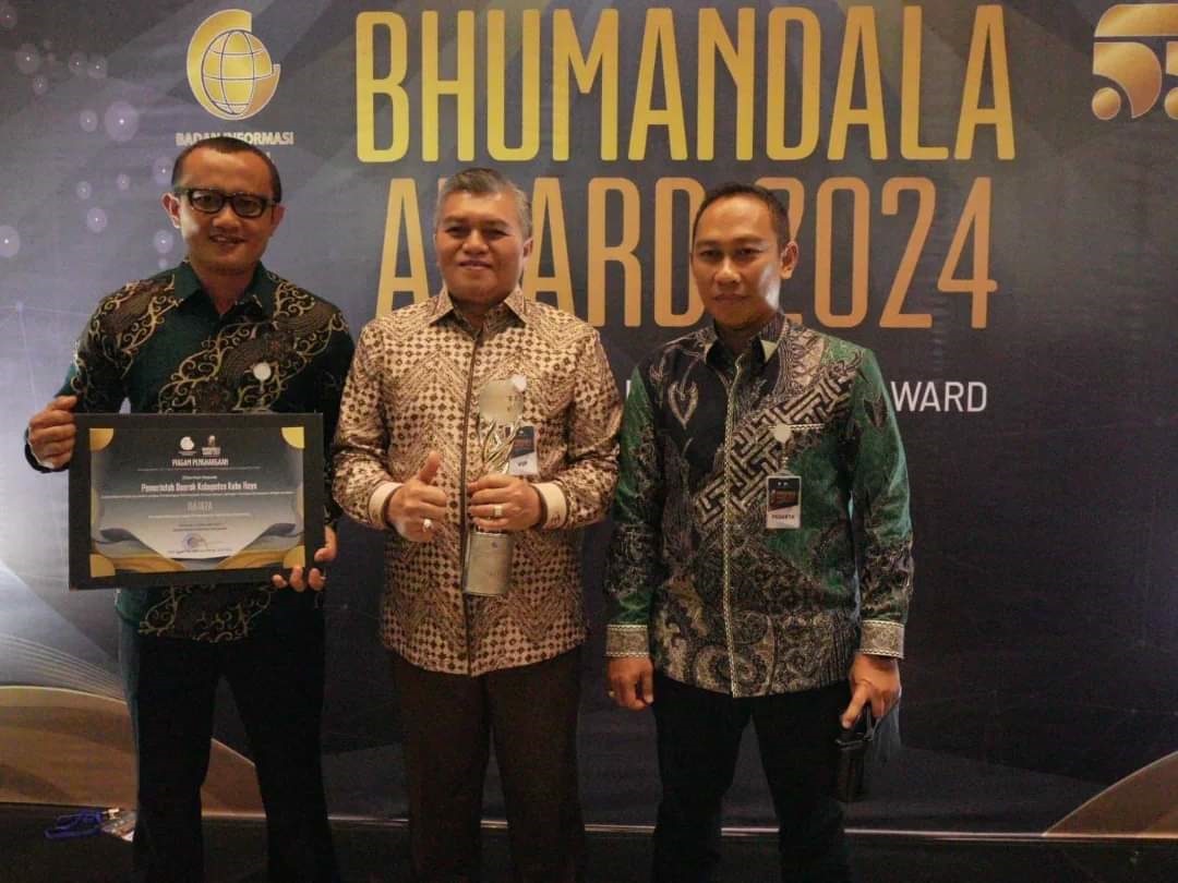 PENGHARGAAB: Mewakili Pemkab Kubu Raya, Sekda Kubu Raya, Yusran Anizam menerima&nbsp; apresiasi dari Badan Informasi Geospasial RI&nbsp; Indonesia atas kinerja unggulnya dalam mengelola simpul jaringan informas