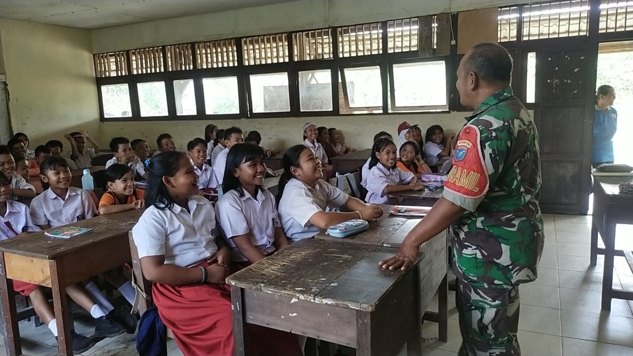 MOTIVASI: Danramil bersama para Babinsa Koramil 02/Mph Hulu saat memberikan motivasi kepada para siswa SDN 05 Sibawek pascakebakaran usai melanda sekolah mereka.
