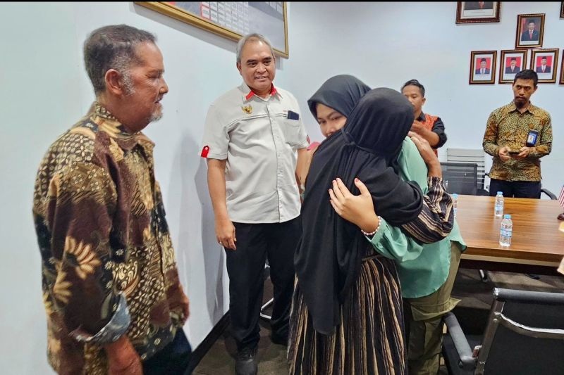 KORBAN TPPO: Konjen RI Kuching Raden Sigit Witjaksono (kedua kiri) ikut menyaksikan Marlia (kanan) yang menjadi korban TPPO di Sarawak bertemu kedua orang tuanya di PLBN Aruk, Sambas, Jumat (25/10).