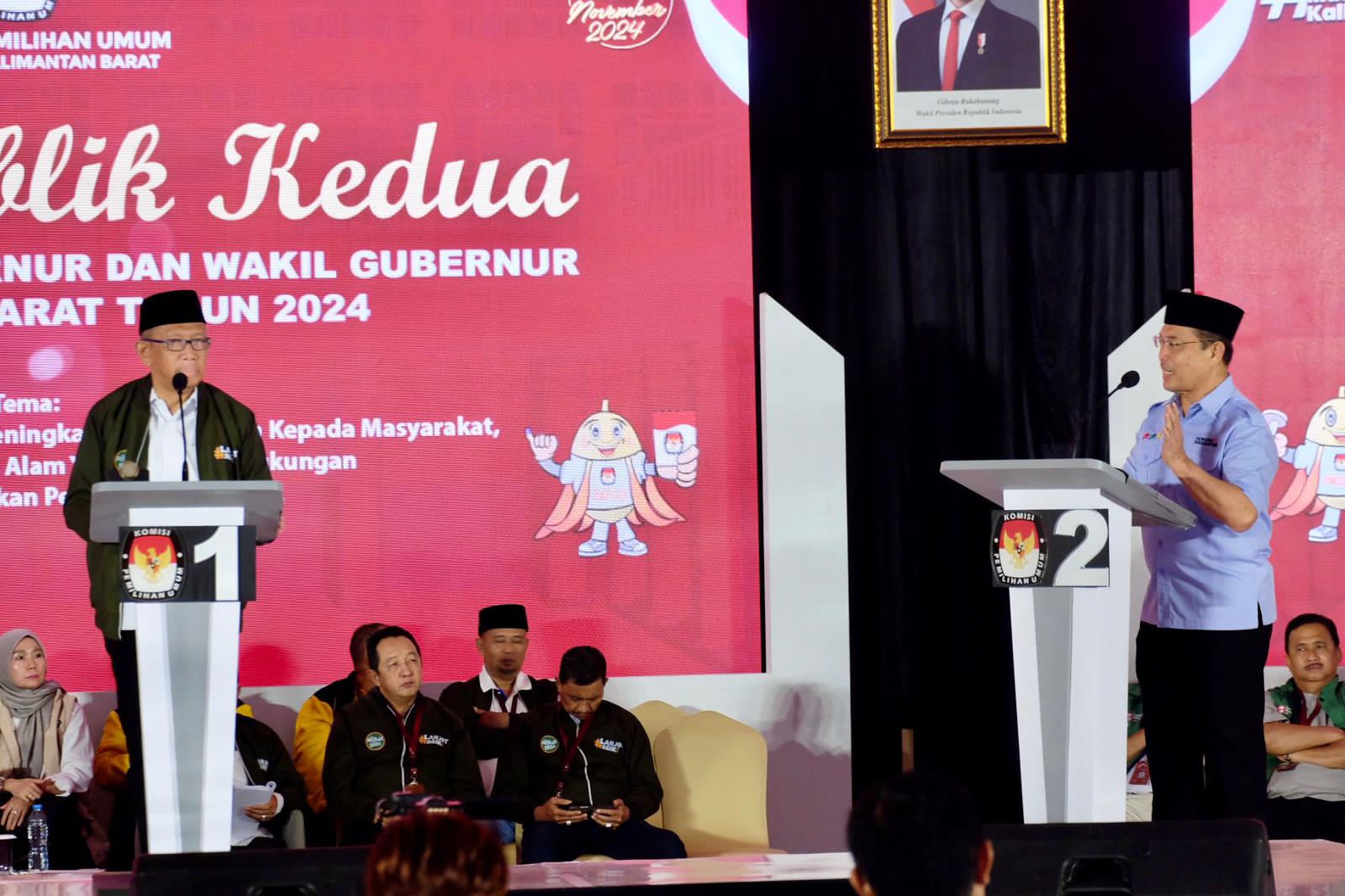 DEBAT : Cagub nomor urut 1, Sutarmidji saat sesi tanya jawab dengan Cagub nomor urur 2, Ria Norsan di debat publik kedua yang digelar KPU Kalbar  di Swiss-Belinn Singkawang, Selasa (5/11).