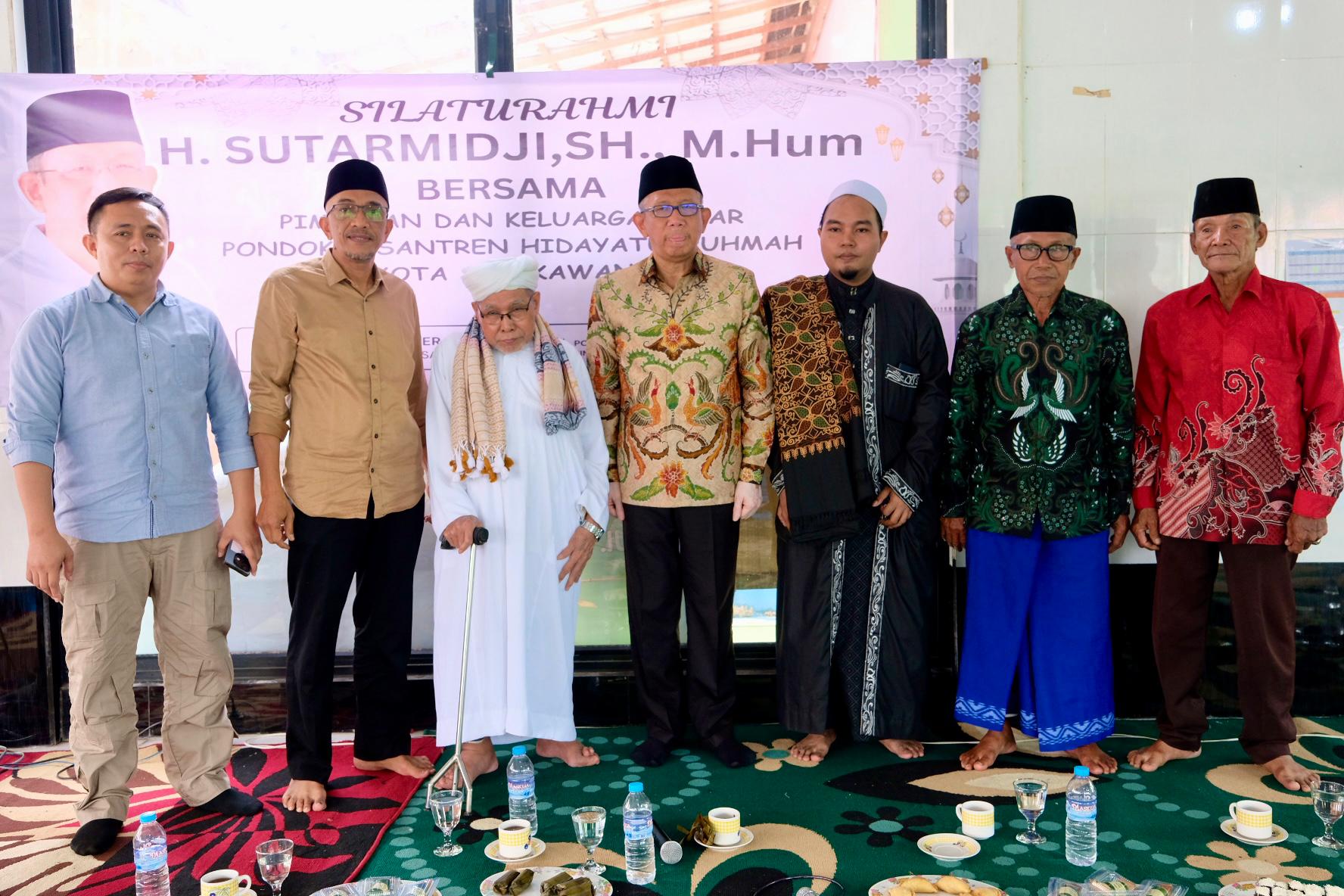 SILATURAHMI: Sutarmidji bersama pengasuh, ketua yayasan, dan tokoh lainnya saat silaturahmi ke Ponpes Hidayatur Ruhama Singkawang, Rabu (6/11).