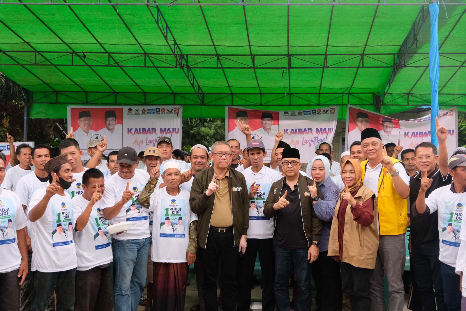 KAMPANYE: Cagub Kalbar nomor urut 1, Sutarmidji foto bersama usai menggelar kampanye dialogis di Desa Sungai Duri, Kecamatan Sungai Raya, Kabupaten Bengkayang, Rabu (6/11).