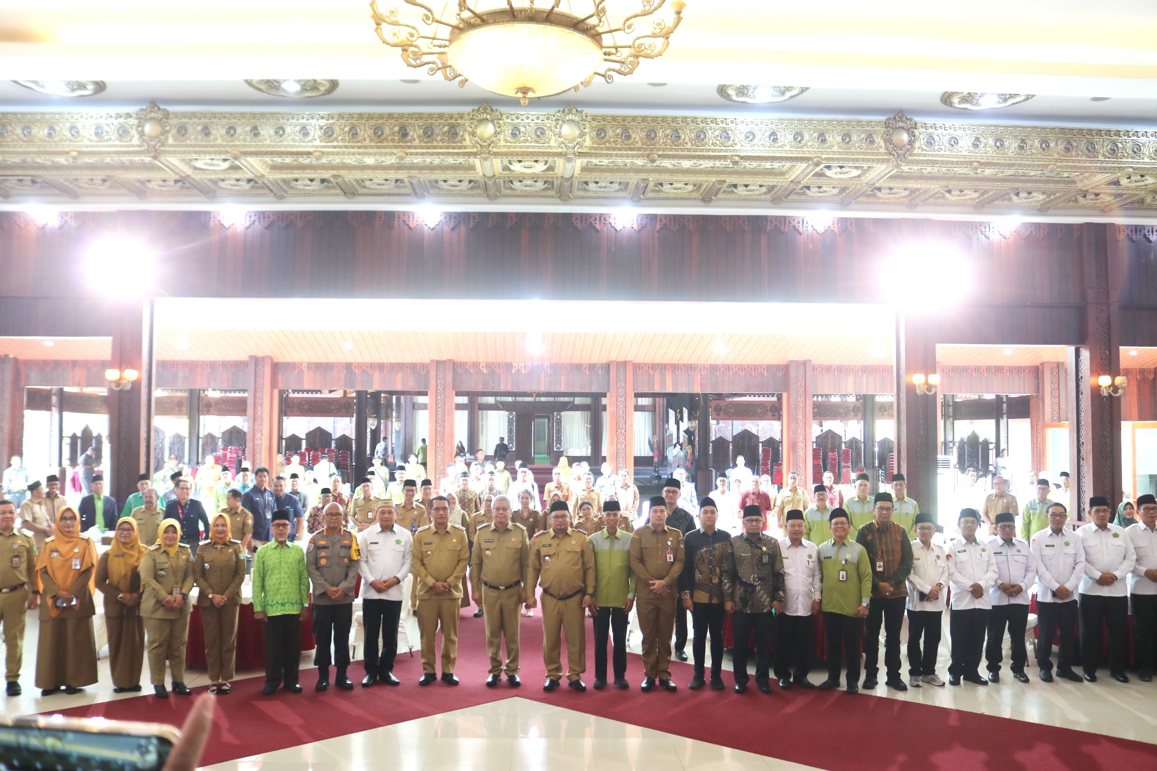 DIABADIKAN: Para peserta ekspos persiapan MTQ ke-32 Tingkat Kalimantan Barat berfoto bersama di Pendopo Gubernur Kalimantan Barat, Selasa (5/11).