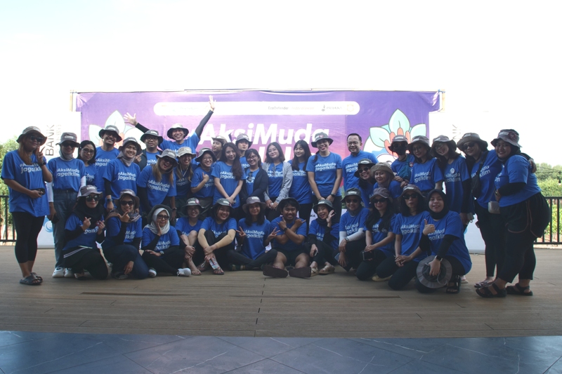 Para anak muda dan sejumlah perwakilan J Trust Bank melakukan penanaman mangrove di Tanjung Pasir Mangrove Center, Kabupaten Tangerang.