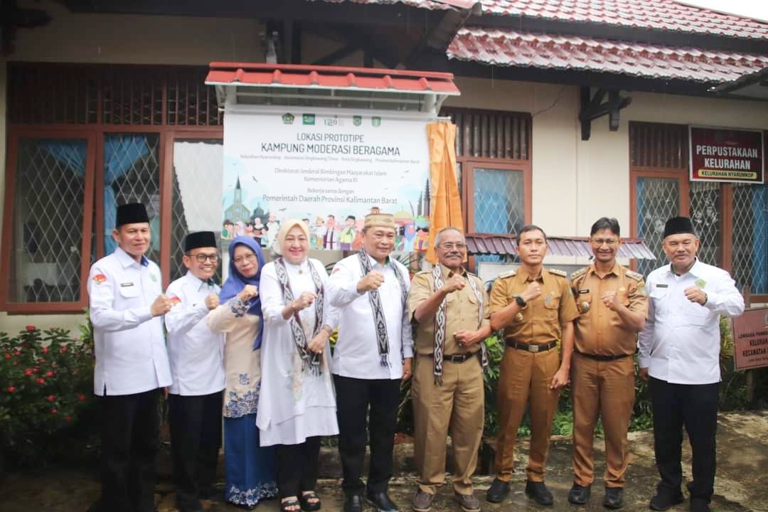 RESMIKAN: Kakanwil Kemenag Kalbar, Muhajirin Yanis, meresmikan secara langsung lokasi prototipe di Kantor Lurah Nyarumkop, Kecamatan Singkawang Timur, Senin (4/11).&nbsp;