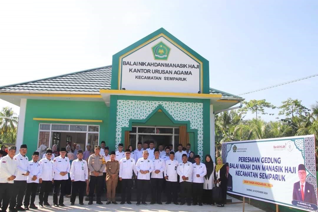 RESMIKAN: Kakanwil Kemenag Kalbar saat meresmikan KUA Semparuk, pada Senin (4/11).