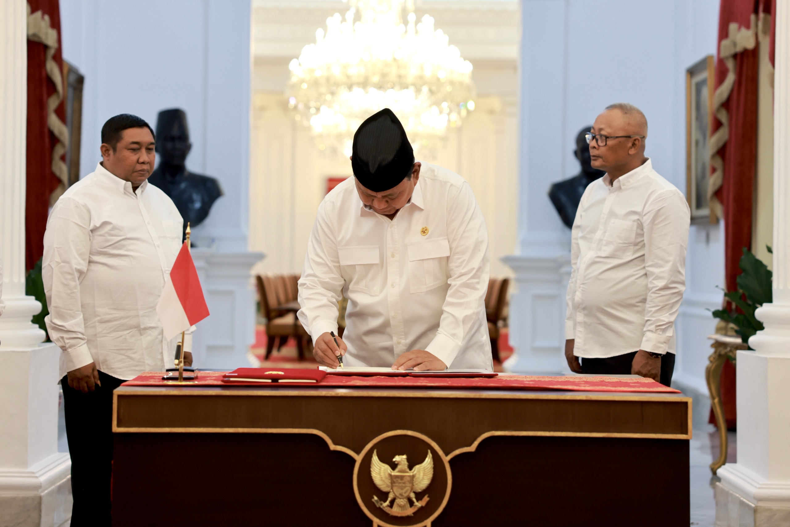 TEKEN: Presiden RI Prabowo Subianto menandatangani Peraturan Pemerintah (PP) yang menghapus utang macet UMKM dalam bidang pertanian, perkebunan, peternakan perikanan dan UMKM lainnya, Selasa (5/11).