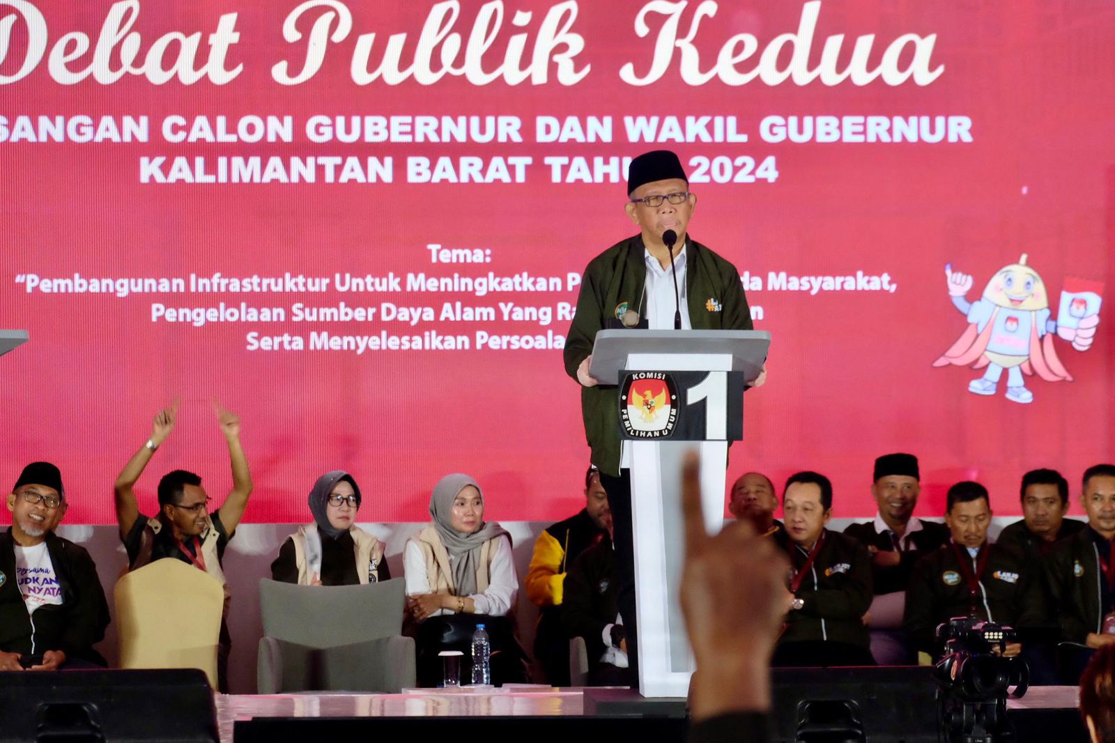 DEBAT: Cagub Kalbar nomor urut 1, Sutarmidji saat sesi tanya jawab debat publik kedua yang digelar KPU Kalbar di Kota Singkawang, Selasa (5/11).