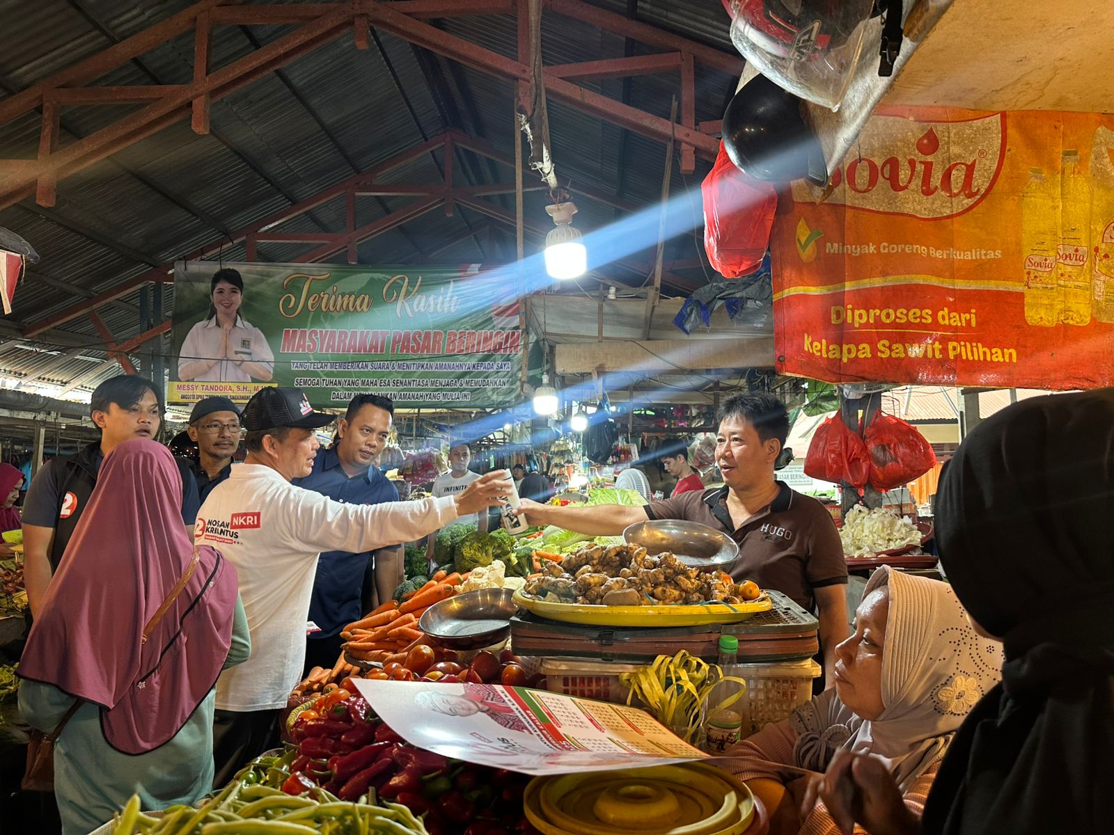 Ria Norsan saat blusukan ke Pasar Turi, Kota Singkawang, Rabu (6/11/2024).