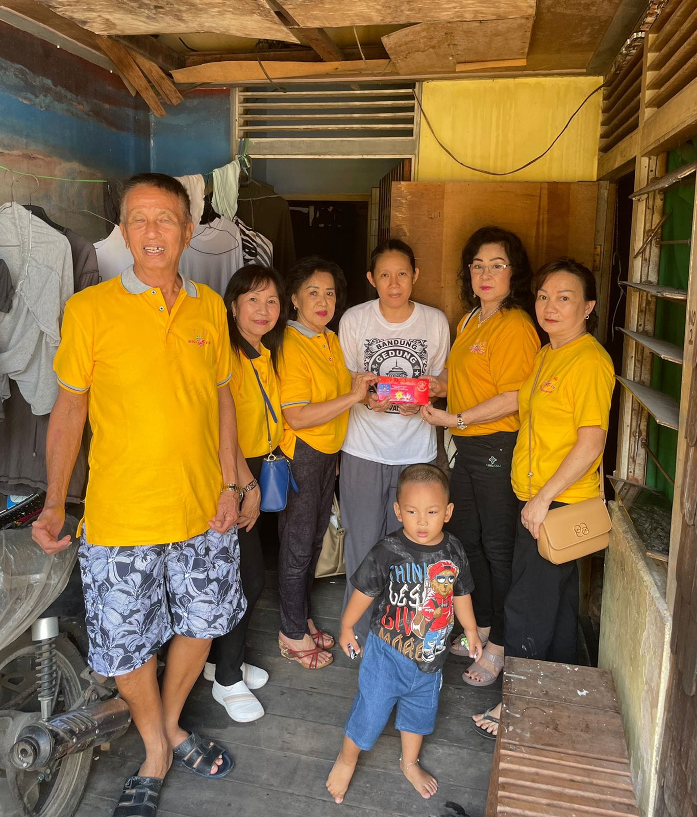 BANTUAN: Xing Fu beri bantuan biaya berobat.