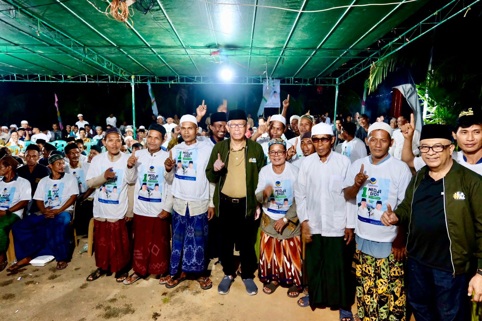 DIALOGIS : Cagub Kalbar nomor urut 1, Sutarmidji, bersama Ketua Tim Pemenangan Midji-Didi, Syarief Abdullah Alkadries saat menggelar kampanye dialogis di Kelurahan Pasir Palembang, Rabu (6/11).