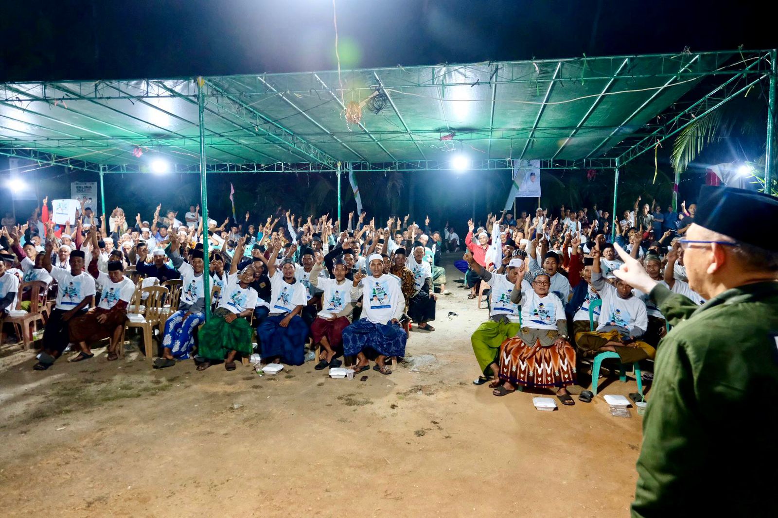 BERSAMA: Cagub Kalbar nomor urut 1, Sutarmidji saat menggelar kampanye dialogis di Kelurahan Pasir Palembang, Rabu (6/11).