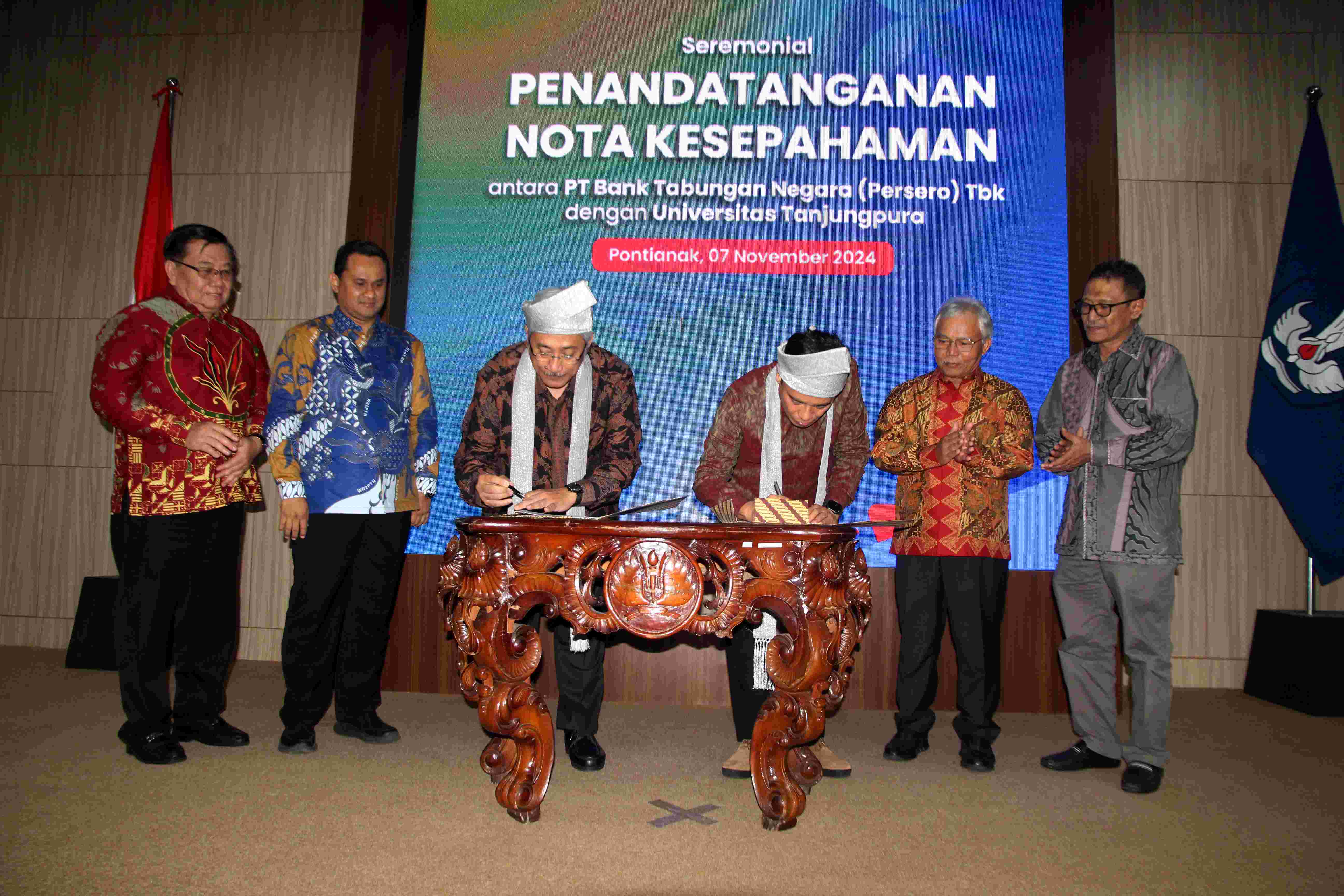 Direktur Utama BTN Nixon LP Napitupulu (ketiga kanan) bersama Wakil Rektor Bidang Perencanaan dan Kerja Sama Universitas Tanjungpura R.M Rustamaji (ketiga kiri) menandatangani Mou.