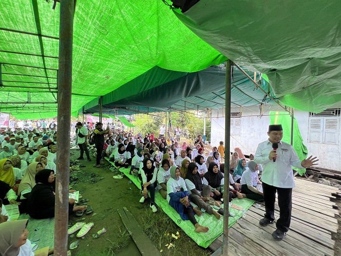 Ria Norsan saat menyampaikan kampanye dialogis di Desa Semperiuk A, Kecamatan Jawai Selatan, Kabupaten Sambas, Kamis (7/11/2024).