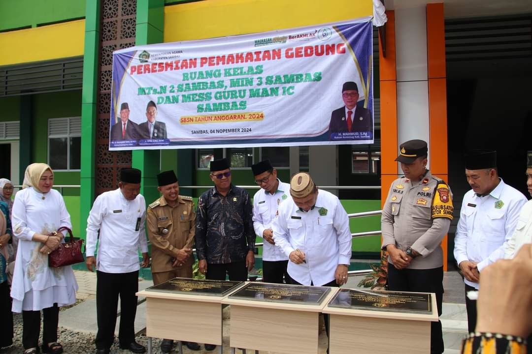 PERESMIAN: Penandatangangan prasasti peresmian Gedung Ruang Kelas MTsN Sambas dan MIN 3 Sambas, dan Mess Guru MAN IC Sambas, Senin (4/11).