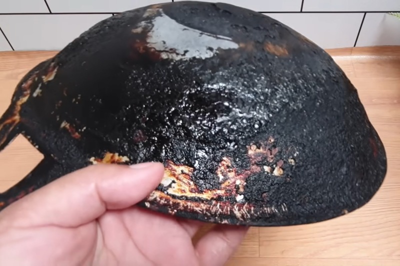 Ilustrasi kerak di wajan gosong.