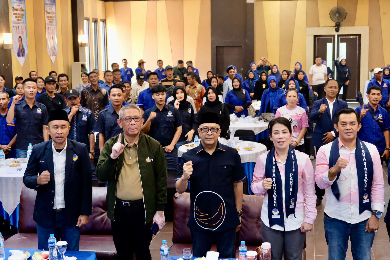 BERSAMA: Cagub Kalbar nomor urut 1, Sutarmidji foto bersama saat menghadiri Rakerda Partai NasDem Kota Singkawang di Hotel Dangau, Rabu (6/11).