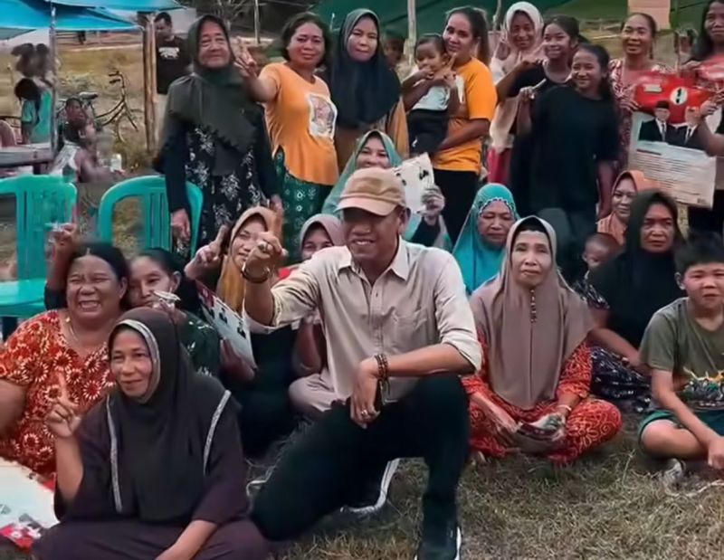 SAPA WARGA : Cabup Ketapang nomor urut 1, Farhan menyapa warga di Kecamatan Sandai.