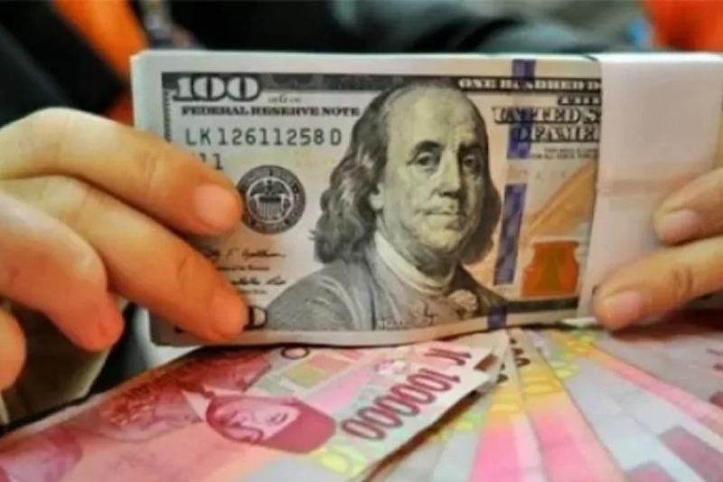 DOLAR: Petugas menghitung uang pecahan dolar AS dan rupiah di gerai penukaran mata uang asing di Jakarta.&nbsp;