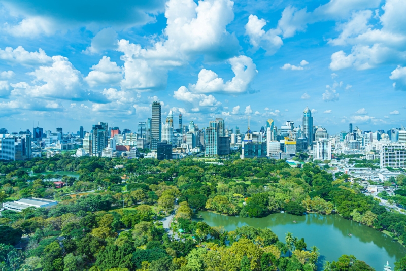 Pemandangan kota yang indah dengan bangunan kota di sekitar taman lumpini di bangkok Thailand.