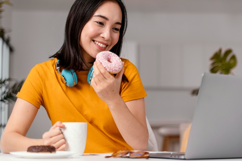 Ilustrasi seorang memakan camilan manis.