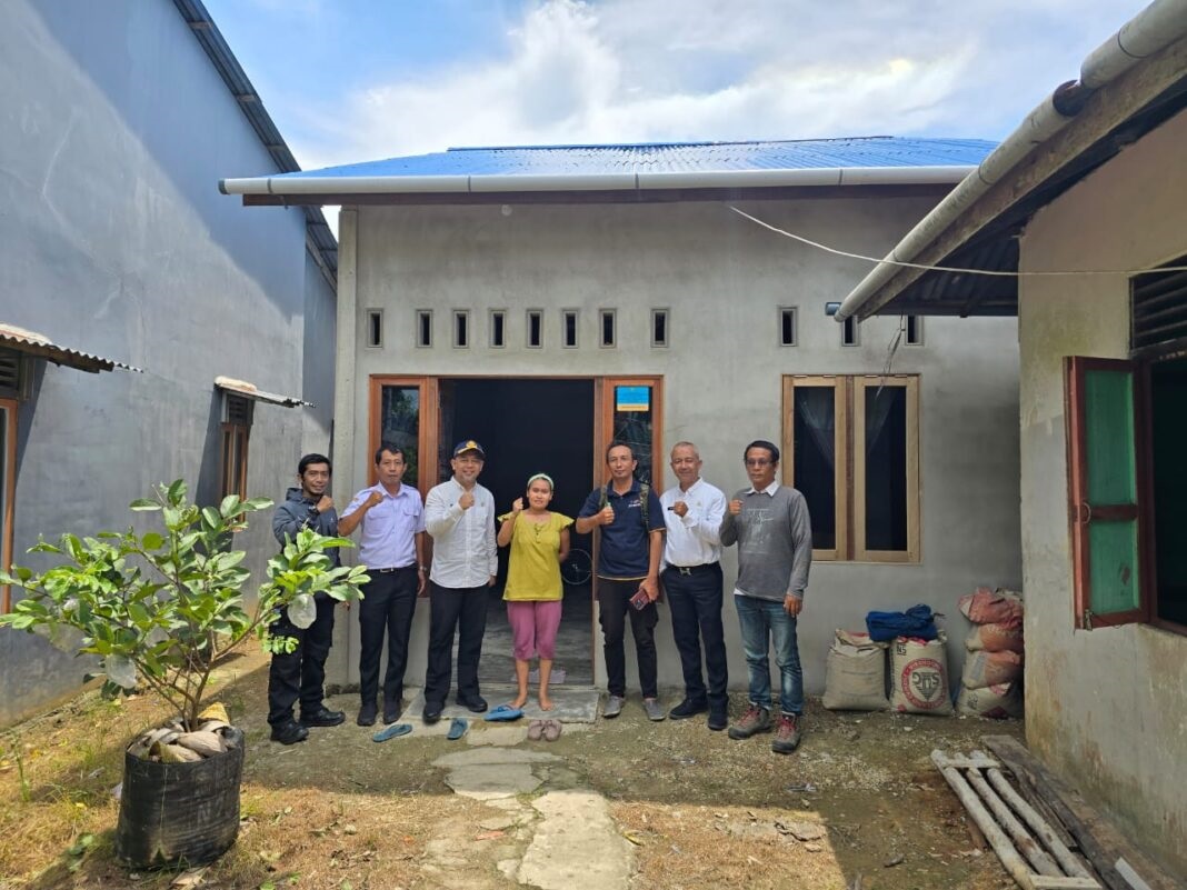 TINJAU: Tim Dinas Perkimta Kota Singkawang saat memantau pembangunan dan perbaikan RTLH yang tersebar.