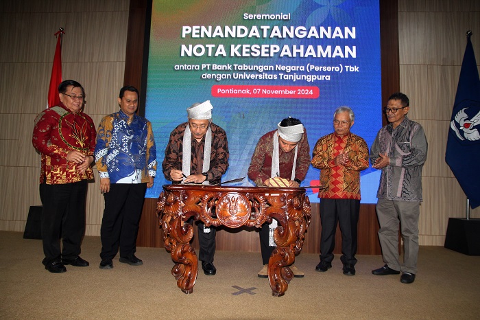 KERJA SAMA : Direktur Utama BTN Nixon LP Napitupulu bersama Wakil Rektor Bidang Perencanaan dan Kerja Sama Untan RM Rustamaji menandatangani Nota Kesepahaman dan Perjanjian kerja sama PKS.