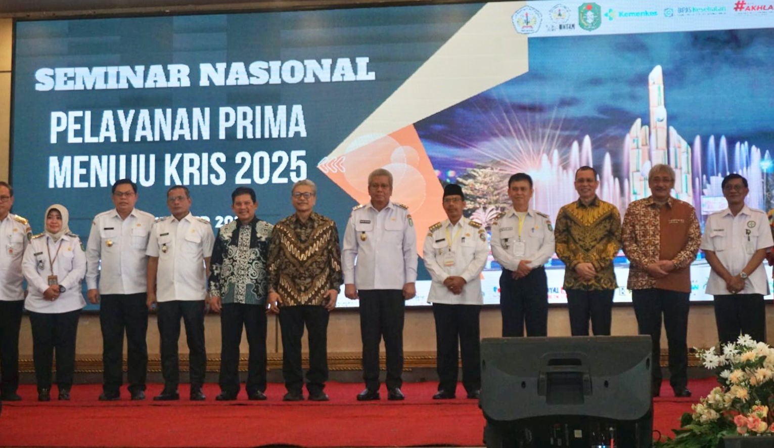 SEMINAR: Penjabat Bupati Mempawah Ismail saat menghadiri seminar nasional di Untan Pontianak.