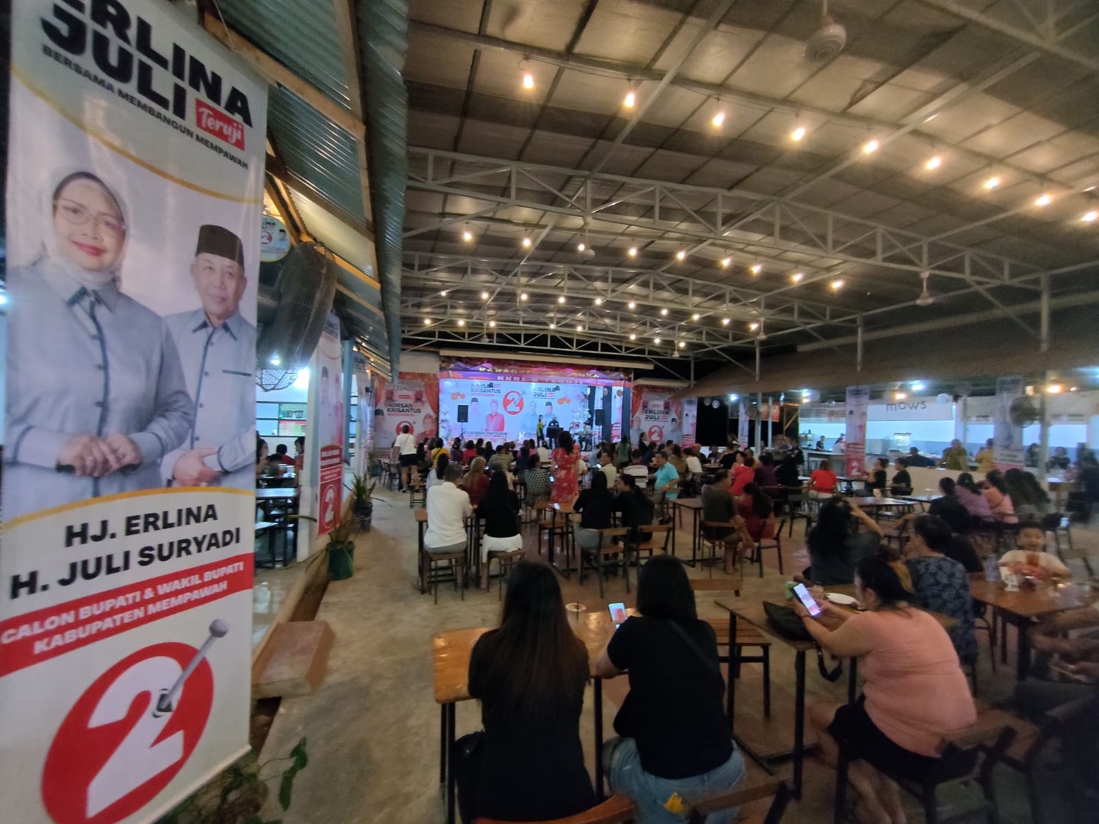 KEGIATAN: Suasana kegiatan karaoke suka-suka yang dilaksanakan tim pemenangan NKRI - TERUJI Sungai Pinyuh