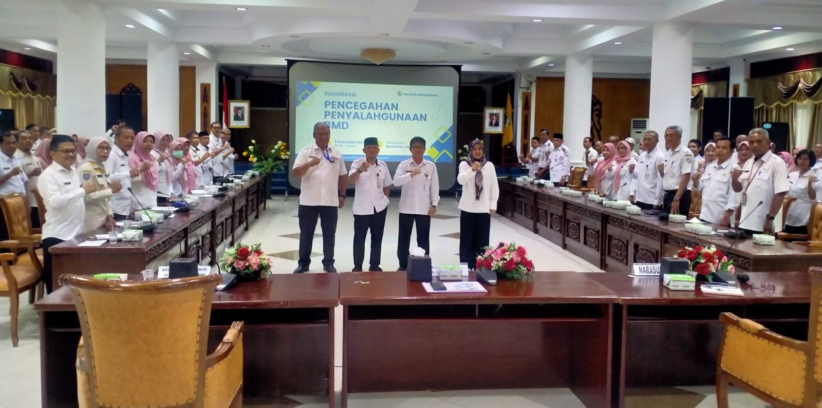 SOSIALISASI: Pejabat Sekda Mempawah, Abdul Malik foto bersama peserta sosialisasi penyalahgunaan barang milik daerah.