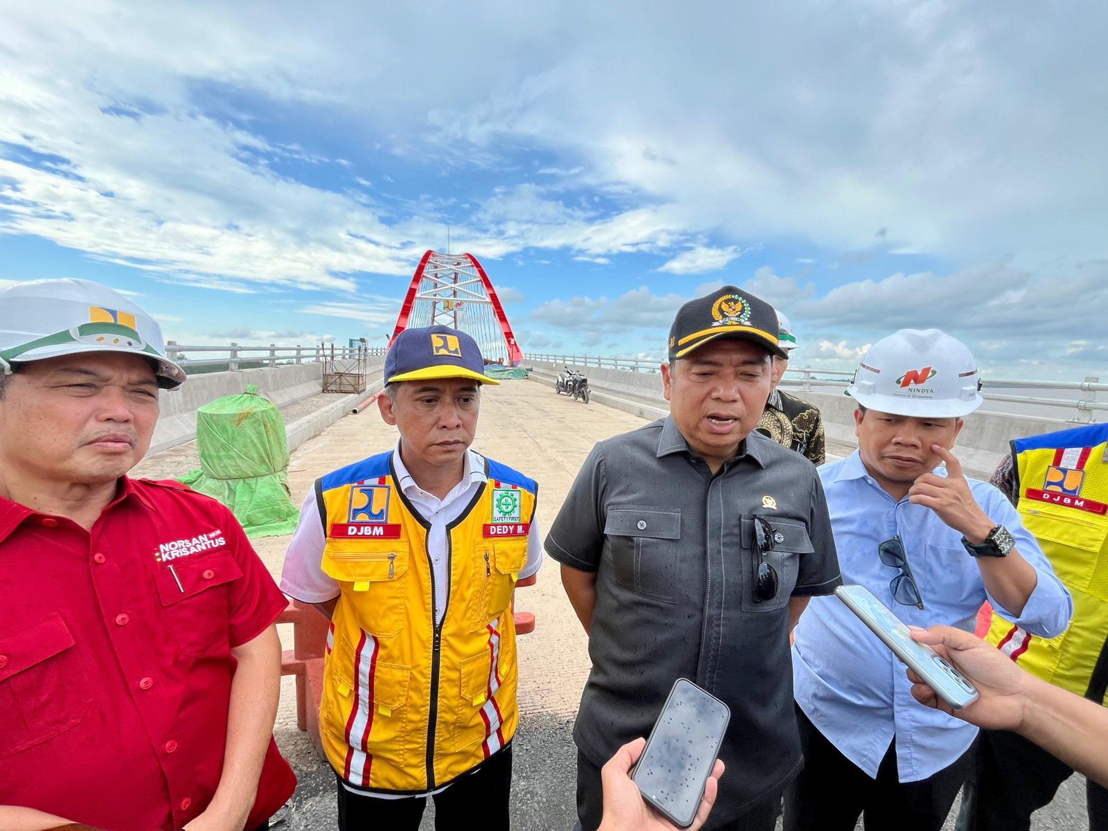 TINJAU : Ketua Komisi V DPR RI Lasarus bersama Cagub Kalbar Ria Norsan, dan Cabup Sambas Satono meninjau Jembatan Sungai Sambas Besar, Kabupaten Sambas, Jumat (8/11).