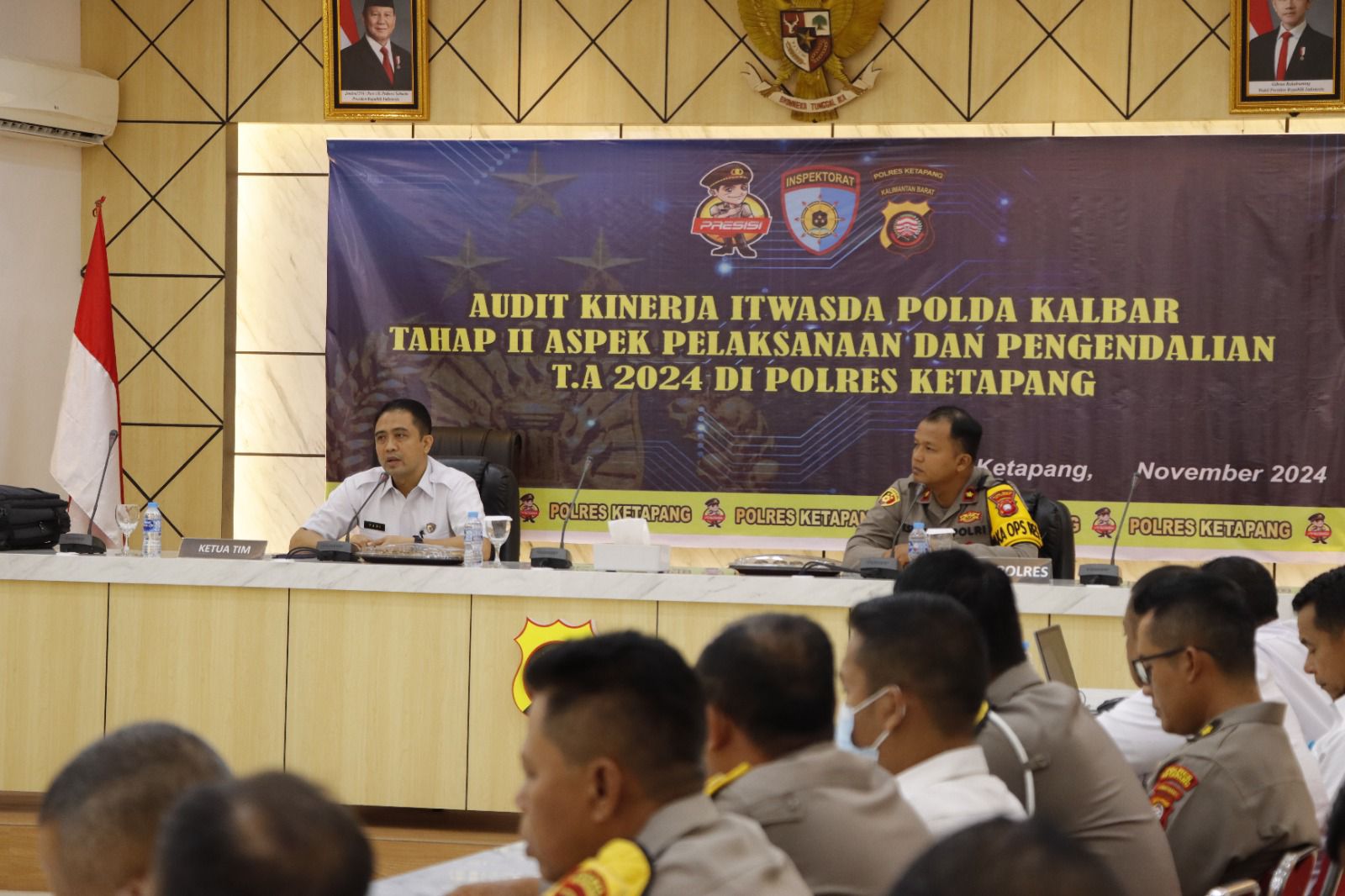 AUDIT KINERJA: Irbid 1 Itwasda Polda Kalbar, AKBP Yani Permana, melakukan audit kinerja di Polres Ketapang, Rabu (6/11).