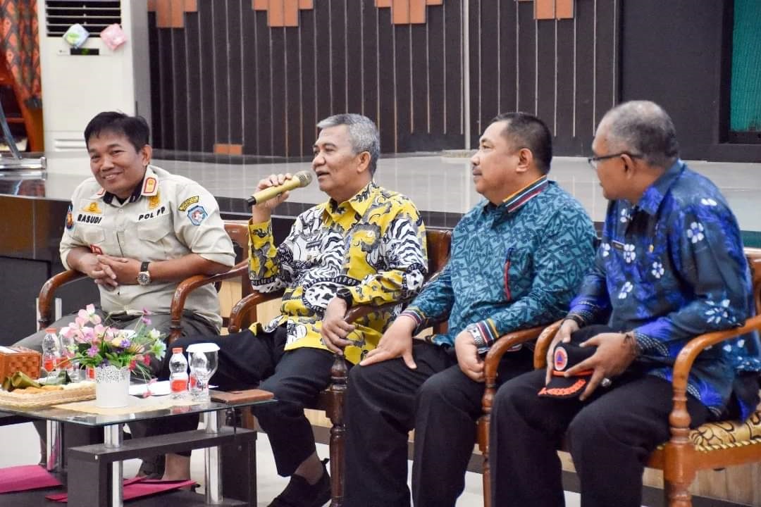 ARAHAN: Pj Bupati Kubu Raya, SYarif Kamaruzaman memberikan arahan saat membuka Rapat Koordinasi Satlinmas Desa di Aula Praja Utama Kantor Bupati Kubu Raya, Kamis (7/11)