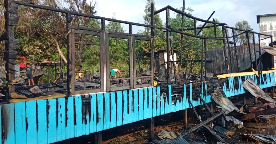 TINGGAL PUING: Puing-puing sisa rumah yang terbakar di Desa Jambi, Kecamatan Manis Mata, Rabu (6/11).